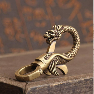 Adorable paire de petites figurines de grenouille en métal sur des écrans cylindriques transparents. Disponible aux prix de gros. - Product Image 5