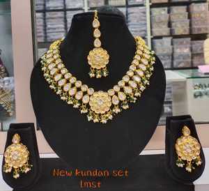 ENSEMBLE DE BIJOUX INDIENS TRADITIONNELS ET À LA MODE EN CUIVRE ENSEMBLE DE BIJOUX DE MARIAGE POUR FEMMES BOUCLES D'OREILLES ET COLLIER - Product Image 3