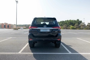 Toyota Fortuner SUV d'occasion à vendre, modèle Hilux, RAV4, Wish, options diesel et essence, boîte manuelle et automatique, turbo, transmission intégrale, jantes R15 foncées - Product Image 2