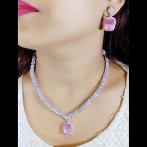 Dernier modèle de collier élégant en diamant américain serti d'une pierre rouge pour les femmes Mariage Fête Porter des bijoux indiens pour les femmes - Product Image 1
