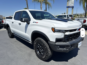 เชฟโรเลต ซิลเวอราโด 1500 ZR2 ปี 2024 พร้อมชุดอุปกรณ์ Tech Pack เกียร์อัตโนมัติ ขับเคลื่อน 4 ล้อ มือสอง สภาพดี พร้อมเบาะหนัง กล้องมองหลัง พวงมาลัยซ้าย - Product Image 4