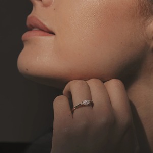 Bague de fiançailles exclusive en or 10 ct avec diamant Moissanite de taille marquise pour la mariée, fournisseur OEM ODM d'usine de bijoux de mariage de luxe - Product Image 5
