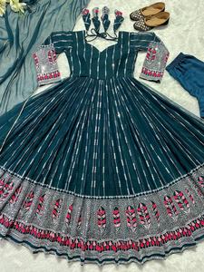 Venta al por mayor último diseñador desgaste del partido Faux Georgette completo pesado Secuencia de múltiples agujas bordado vestido de trabajo y pantalón con Dupatta - Product Image 2