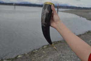 Corne à boire gravée à la main avec bord en laiton ou pointe en spirale Option de coupe Support personnalisé disponible. - Product Image 3