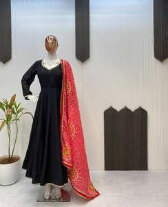 Robe en mousseline de soie Designer Elegance avec bordure en dentelle Ensemble de trois pièces comprenant un tissu imprimé Bandhani Dupatta pour les fêtes - Product Image 3