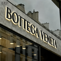 Enseigne lumineuse 3D LED avec bordure en métal doré personnalisée EZD, logo éclairé pour les entreprises, les devantures de magasins, les bureaux, les hôtels et les commerces