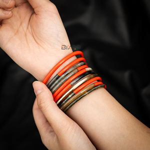 Brazalete de cuerno de búfalo negro natural, laca de medio color, hecho a mano en Vietnam - Product Image 6