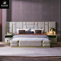 Nouveau style de villa moderne Tête de lit large Mobilier de chambre à coucher design Ensemble de chambre à coucher de luxe rembourré en tissu Personnalisation de l'hôtel