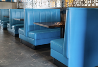 Ensemble de mobilier de restaurant avec banquette, plateau de table en bois massif, revêtement en cuir PU bleu, pieds en bois massif pour salle à manger d'hôtel