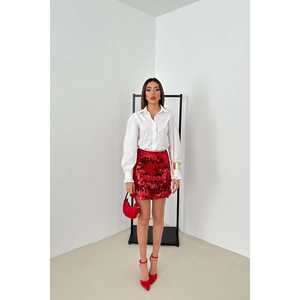 Vente en gros de jupes courtes en sequins rouges pour femmes - Product Image 4