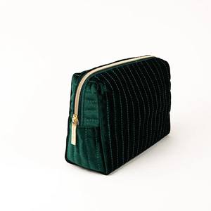 Bolsa de almacenamiento de cosméticos con cremallera colgante de terciopelo para viajes, elegante organizador de maquillaje con letras impresas personalizadas para damas - Product Image 2