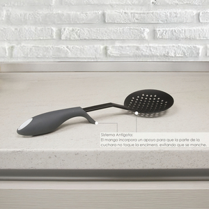Schiumarola da cucina in nylon con manico gommato anti-goccia 35 x 11,7 cm. - Product Image 2