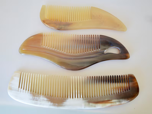 Peine para Peinar el Cabello Ecológico de Cuerno de Búfalo, Hecho a Mano, Natural, Blanco, Profesional, Moderno, con Mango de Madera, Artesanía Saniya, para Uso en Salón - Product Image 3