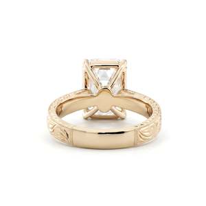 Bague gravée à la main avec diamant de laboratoire taille émeraude vintage certifié IGI et bande conique (5,20 CT) - Product Image 3