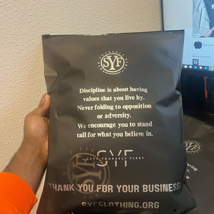 Sacs à fermeture éclair en polyéthylène noir imprimés avec logo <span class=keywords><strong>pour</strong></span> l'emballage des vêtements, réutilisables, refermables, pochettes de rangement <span class=keywords><strong>pour</strong></span> vêtements - Product Image 1