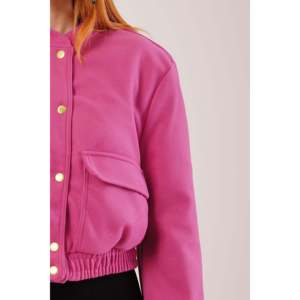 Blouson bomber court chaud Lustrin pour femme, boutonné doré, fuchsia, teinté – Vêtement d'extérieur élégant en polyester pour toutes les saisons, vente en gros - Product Image 4