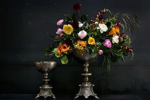 Cuenco de flores decorativo de Metal de lujo con Base de trabajo en relieve elegante Cuenco de flores de Decoración de mesa de alta calidad a la venta - Product Image 4