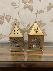 Lanterne de Ramadan en métal sculpté de qualité supérieure avec des panneaux latéraux en verre offrant une éclairage élégant pour le Ramadan - Product Image 5