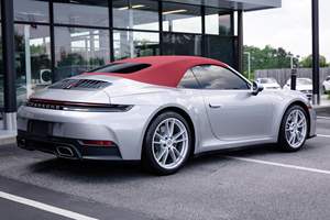 Vehículo Limpio 2025 Por-s-che 911 Carre-ra Cabrio-let 388-hp Flat-6, Paquete Sport Chrono, Interior Rojo Burdeos - Product Image 6