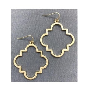 Impresionantes pendientes de oro de metal hechos a mano de alta calidad con diseños modernos y un acabado pulido Premium para los amantes de la moda - Product Image 4