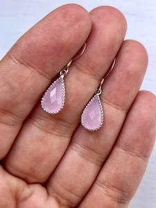 Boucles d'oreilles délicates en quartz rose en forme de goutte, roses, minimalistes, 15 mm, avec fil d'oreille en argent sterling 925, cadeau pour petite amie, douceur - Product Image 3
