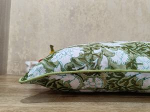100% coton véritable bloc de main imprimé taie d'oreiller vert feuillu avec avant et arrière flammé pour un usage domestique - Product Image 2