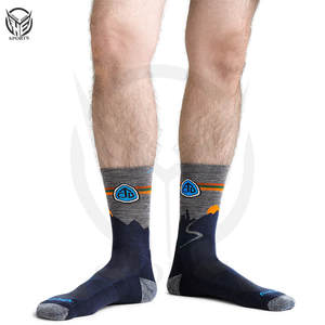 Chaussettes de créateur personnalisées en Offre Spéciale avec logo de marque Chaussettes imprimées jacquard brodées en gros pour enfants Chaussettes personnalisées pour hommes et femmes - Product Image 3