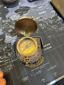 Kelvin & Hughes Boussole en laiton nautique Premium en laiton avec chaîne en cuir dans une boîte en bois Cadeau fait main Antique avec aspect brillant - Product Image 3