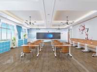 Table de formation professionnelle moderne OMNI à plateau rabattable avec panneau de modestie et roulettes – Mobilier de bureau pliable et réglable