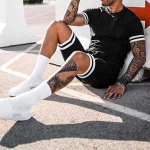 Conjunto de ropa deportiva personalizada para hombre que incluye camiseta transpirable y pantalones cortos con estilo atlético para hacer ejercicio y moda callejera - Product Image 6