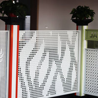 Panneau de clôture élégant en aluminium découpé au laser pour espaces extérieurs, jardins et cours arrière – Plaque perforée supérieure pour allées
