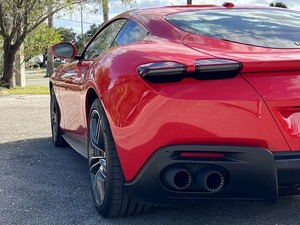 Ferrari Roma Coupé 2022, moteur turbo hybride, transmission intégrale, cuir clair, ACC, aluminium, certifié OEM, propre, peu utilisé - Product Image 4
