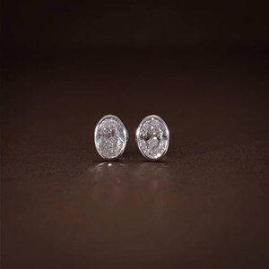 Pendientes de Diamantes Cultivados en Laboratorio con Corte Ovalado de Tendencia, con Engaste de Oro Blanco de 14k, Diamantes Certificados por IGI a Bajo Precio - Product Image 1