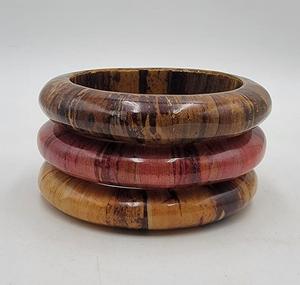 Colección de brazaletes de moda ecológicos de primera calidad Colores vibrantes y acabado elegante Accesorios de moda de madera y resina - Product Image 1