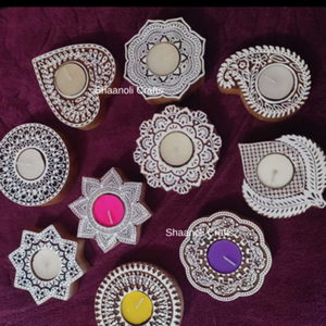 Portavelas de bloque pintado a mano de madera, portavelas de luz en T hecho a mano, Diya de madera para Diwali y decoración de Navidad - Product Image 1