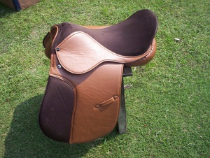 Selle anglaise synthétique de haute qualité pour l'équitation Contact étroit Endurance couleurs contrastées arbre en plastique EQUIHAWK - Product Image 4