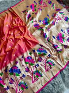 ผ้าส่าหรีไหมพายทานีสำหรับผู้หญิง พร้อมพัลลูสีทองหรูหรา ลายดอกบัวและนกยูงสีทองสดใส ขอบลายดอกไม้สีทอง ผลิตในอินเดีย - Product Image 6