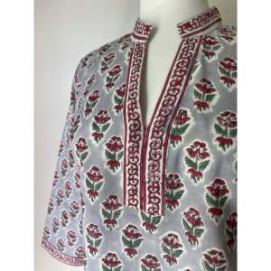 Colección de Blusas Modestas con Cuello Mandarín, Tejido Gris Estampado a Mano, Transpirable, para Uso Diario Informal - Product Image 1