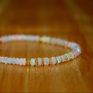 Pulsera de Ópalo Blanco Natural con Cuentas de Mehrajudin Gems, Unisex, Elegante y Moderna, Chapada en Oro, Joyería Hecha a Mano - Product Image 1