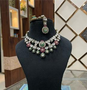 Conjunto de Collar y Aretes con Piedras Kundan Chapadas en Oro de Primera Calidad, Estilo Clásico, para Bodas, Colección para Mujer - Product Image 1