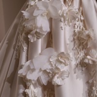 Robe de mariée Champagne coupe A-line, bustier asymétrique sculptural, en Mikado drapé, avec traîne cathédrale, grande taille, style princesse, sur mesure