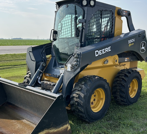 Chargeuse compacte sur chenilles John Deere 330G abordable, 4 roues motrices, avec boîte de vitesses et composants essentiels du moteur à couple élevé - Product Image 3