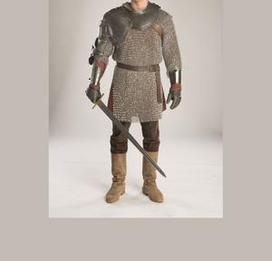 Armadura de malla metálica hecha a mano por un fabricante confiable para eventos, que ofrece una construcción duradera y un ajuste cómodo. - Product Image 2