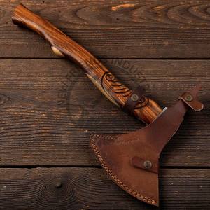 Hacha de Acero de Damasco Forjado de Primera Calidad, Hacha de Campamento Resistente para Supervivencia con Mango de Madera de Palisandro y Funda de Cuero para Proyectos de Bricolaje - Product Image 3