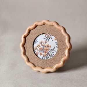 กรอบรูปไม้เนื้อแข็งคุณภาพสูงที่มีพื้นผิวขัดเงาและกระจกใสแสดงความทรงจำในครอบครัวและใบรับรอง - Product Image 2