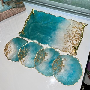 Bandeja de Resina Duradera de Alta Calidad con Posavasos, Diseño Personalizable Hecho a Mano, Juego de Servicio para el Hogar y Bodas - Product Image 1