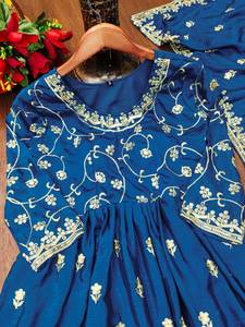 Ropa de fiesta diaria y de oficina Precioso color brillante Chinon y lentejuelas bordadas Trabajo Vestidos de punto de seda para adultos Desgaste - Product Image 6