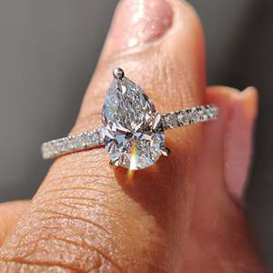 Exquisito Anillo de Compromiso con Diamante Corte Pera y Diseño de Halo Oculto - Product Image 1