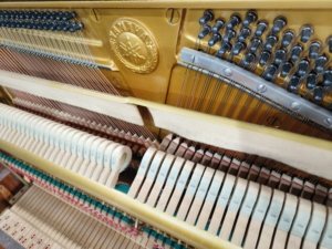 เปียโนอะคูสติกยามาฮ่า W103 สีน้ำตาล รุ่นยอดนิยมจากญี่ปุ่น สำหรับนักดนตรีมืออาชีพ เปียโนมือสองจากญี่ปุ่น ทำจากไม้แท้ - Product Image 6