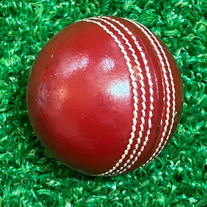 Pelota de Cricket Deportiva de Alta Calidad Hecha en Sialkot, Pelota de Cricket de Cuero de Alta Calidad, Pelota Dura en Cantidad a Granel - Product Image 1